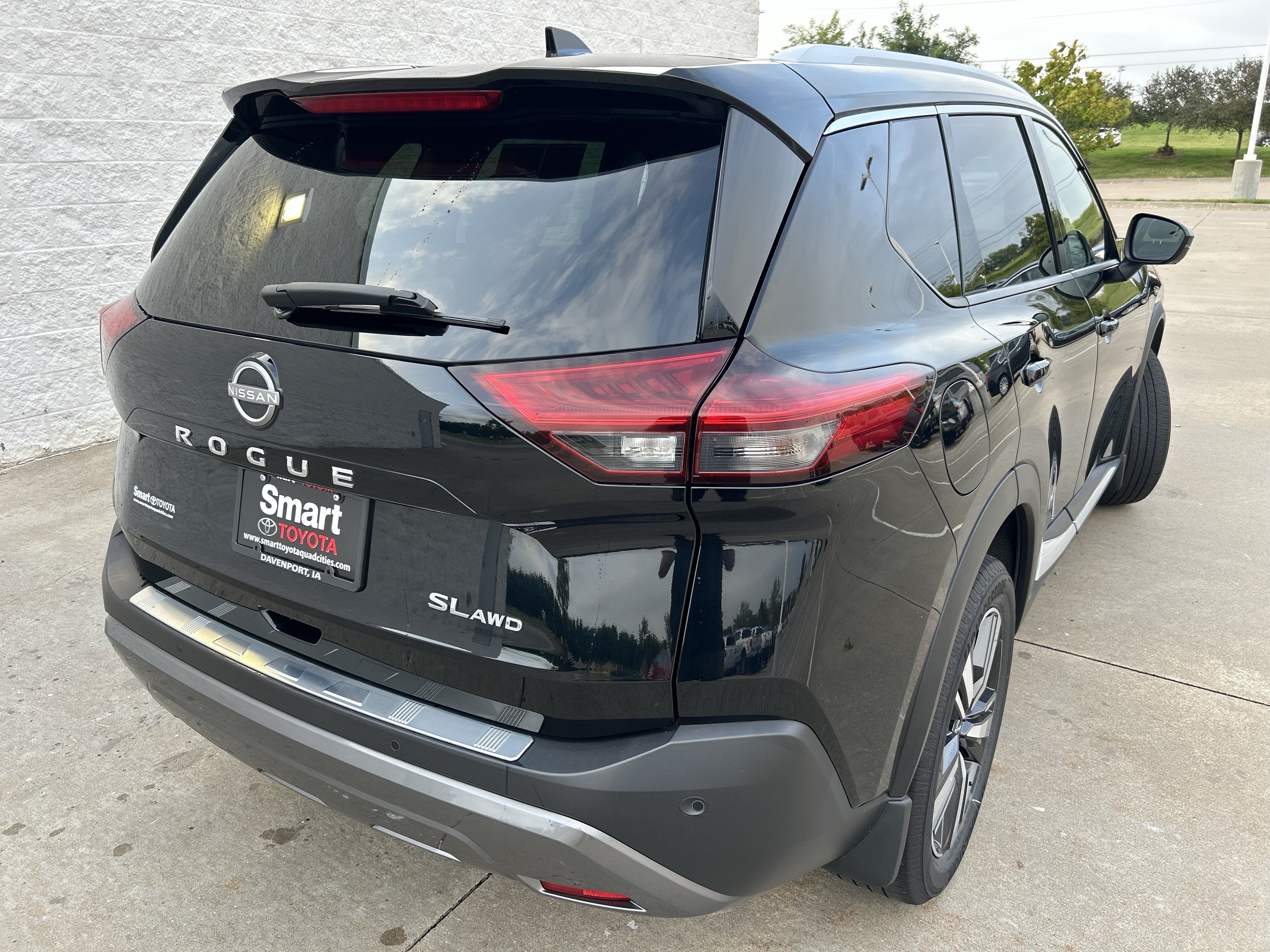 Used 2023 Nissan Rogue SL AWD/4WD image 6