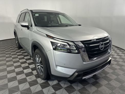 Used 2025 Nissan Pathfinder SL FWD image 12