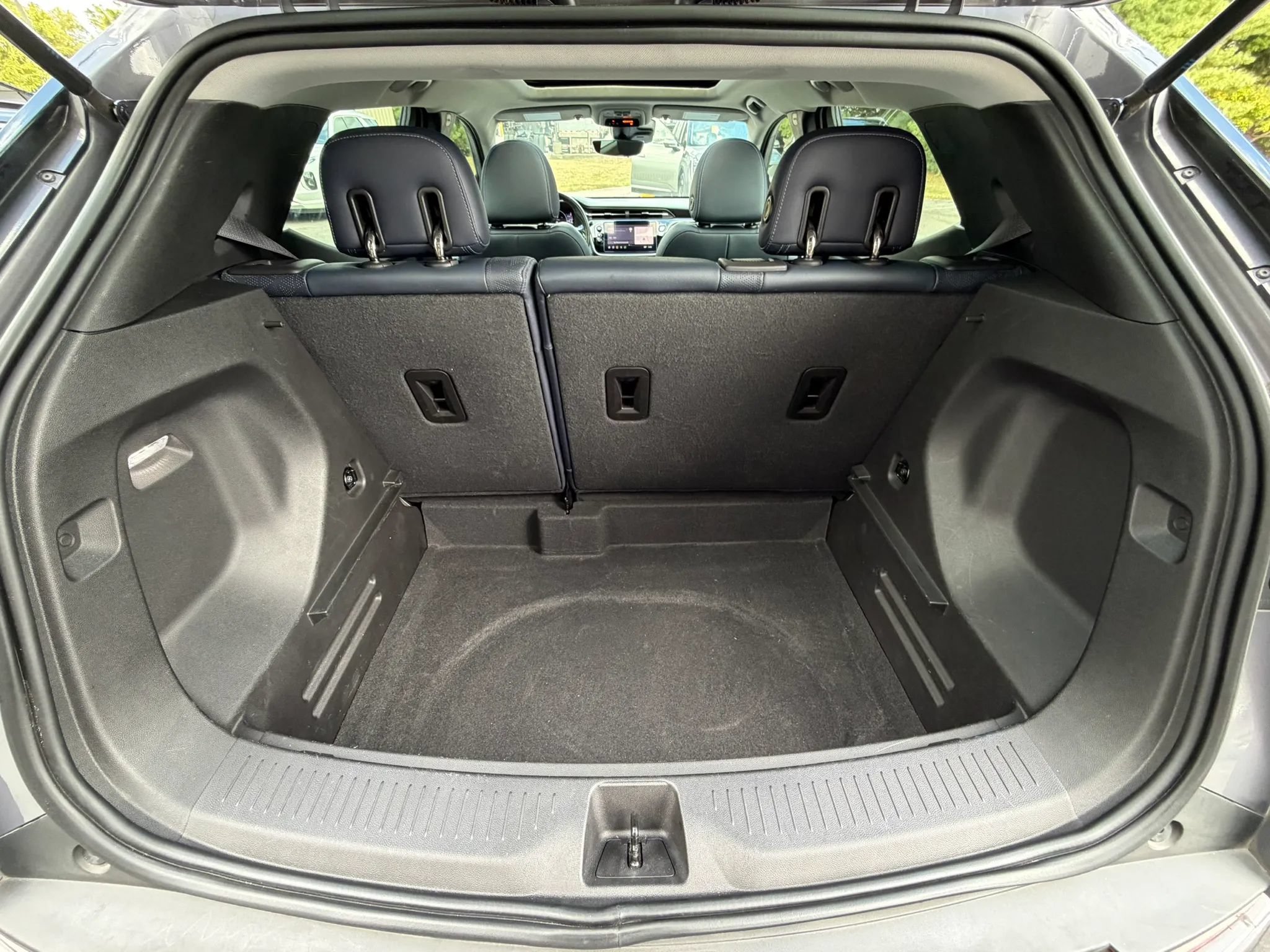 Used 2022 Chevrolet Bolt EUV Premier w/ Sun & Sound Package FWD image 18