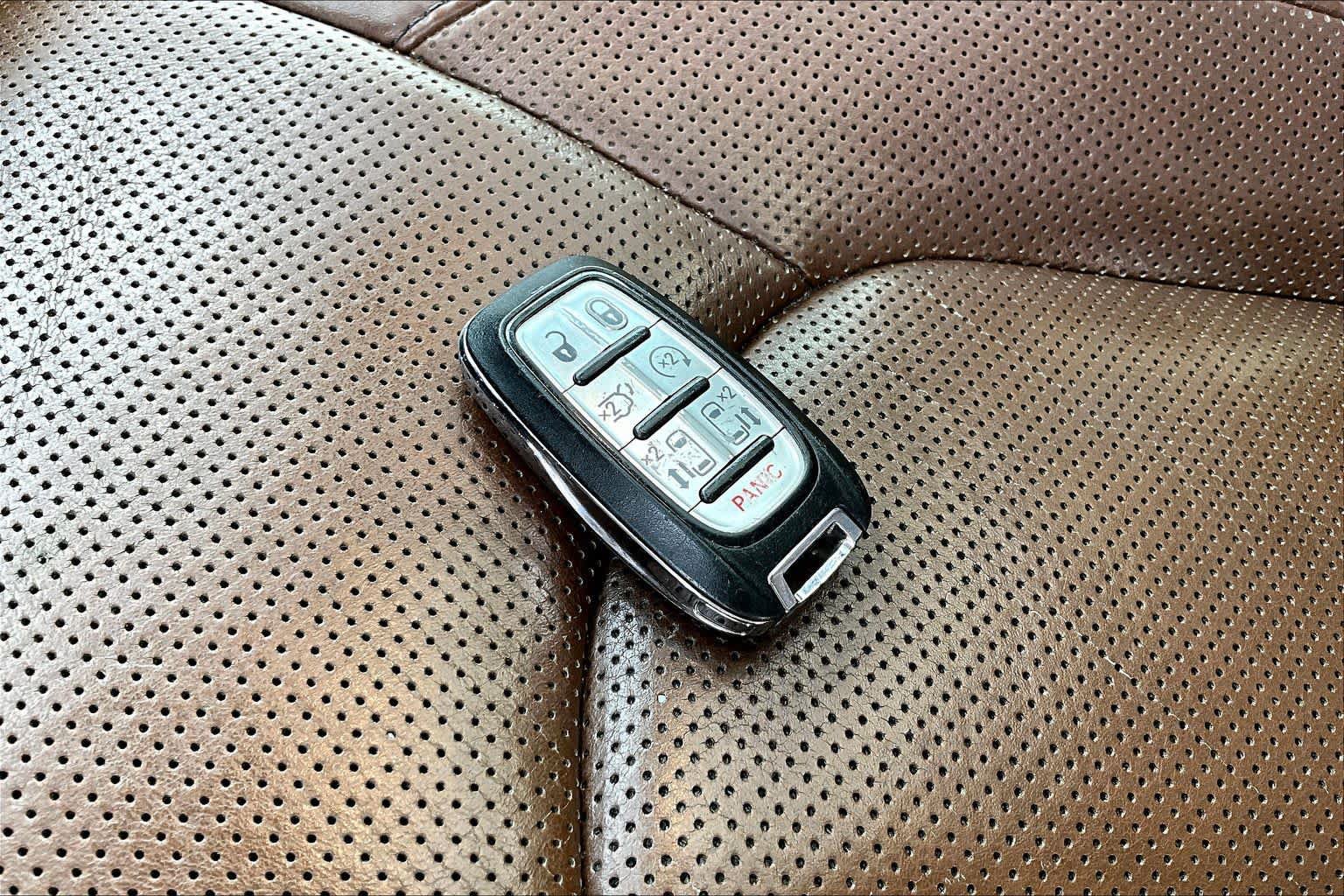 Used 2018 Chrysler Pacifica Limited w/ Advanced Safetytec Group FWD image 14