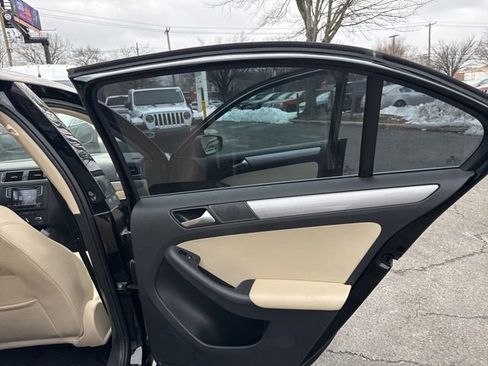 Used 2017 Volkswagen Jetta SE image 32