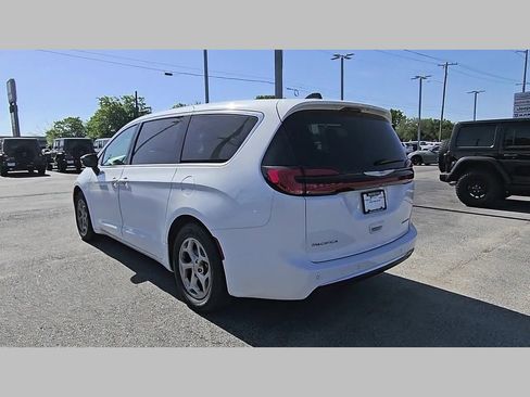 Used 2024 Chrysler Pacifica Limited FWD image 31
