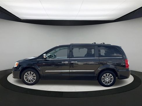 Used 2013 Chrysler Town & Country Touring-L w/ Driver Convenience Group FWD image 4