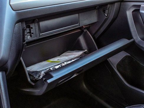 Used 2022 Volkswagen Tiguan SE w/ Panoramic Sunroof Package image 18