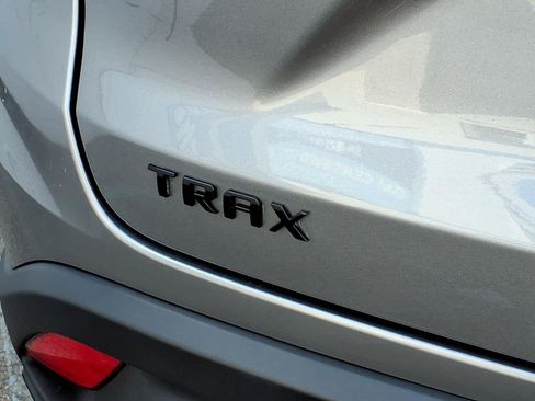 Used 2024 Chevrolet Trax RS FWD image 18