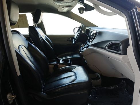 Used 2017 Chrysler Pacifica Touring-L FWD image 15