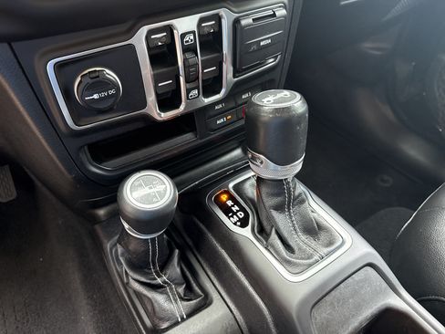 Used 2018 Jeep Wrangler Unlimited Sahara w/ Quick Order Package 24M Moab AWD/4WD image 30