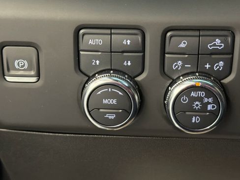 Used 2024 GMC Sierra 2500 AT4 w/ AT4 Preferred Package AWD/4WD image 39