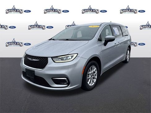 Used 2023 Chrysler Pacifica Touring-L image 3