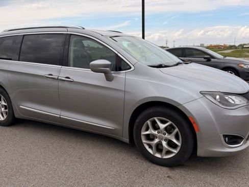 Used 2018 Chrysler Pacifica Touring-L w/ Tire & Wheel Group FWD image 8
