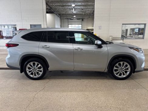 Used 2020 Toyota Highlander Limited image 4
