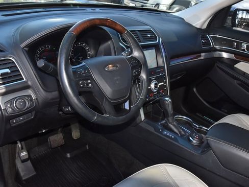 Used 2017 Ford Explorer Platinum image 34