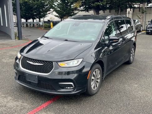 Used 2021 Chrysler Pacifica Touring-L image 3