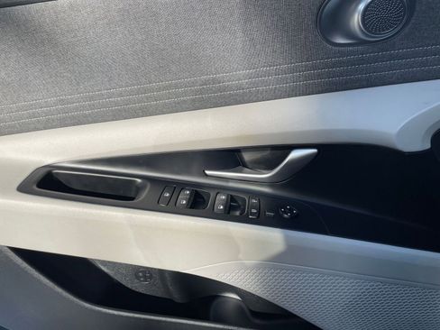 Used 2025 Hyundai Elantra Limited image 18