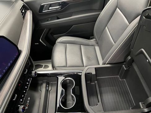 Used 2025 Chevrolet Suburban Premier AWD/4WD image 37