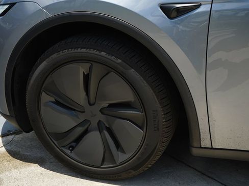 Used 2026 Tesla Model Y AWD image 4