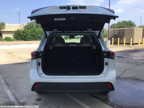 Used 2021 Toyota Highlander XLE AWD/4WD image 13