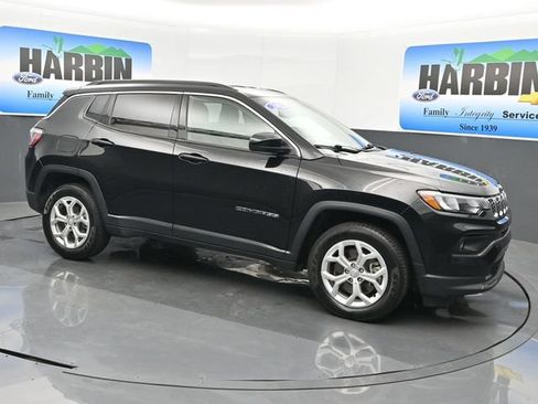 Used 2024 Jeep Compass Latitude AWD/4WD image 3