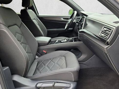 Used 2025 Volkswagen Atlas Cross Sport SE image 19