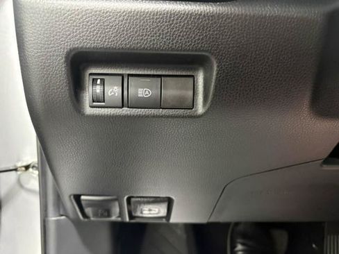 Used 2021 Toyota RAV4 XLE AWD/4WD image 14