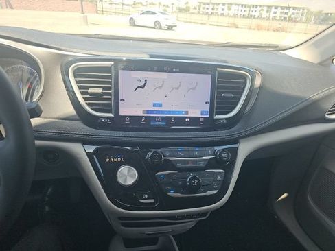 Used 2022 Chrysler Pacifica Touring-L FWD image 11