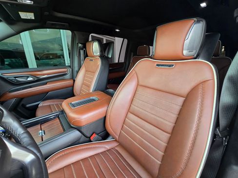 Used 2023 GMC Yukon XL Denali Ultimate image 11