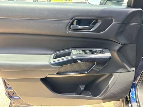 Used 2025 Nissan Pathfinder SV FWD image 25