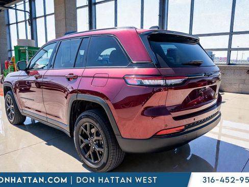 Used 2024 Jeep Grand Cherokee Laredo AWD/4WD image 27