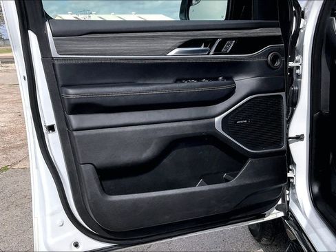 Certified 2024 Jeep Wagoneer Series II w/ Flexible Seating Group RWD image 17
