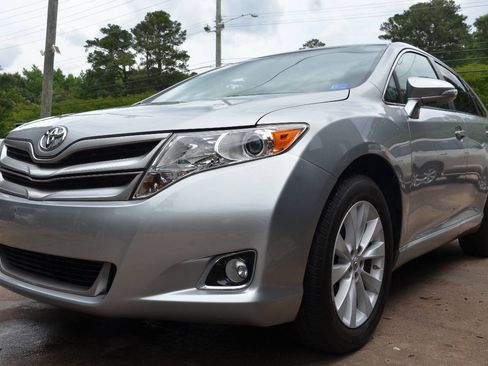 Used 2015 Toyota Venza LE AWD/4WD image 2
