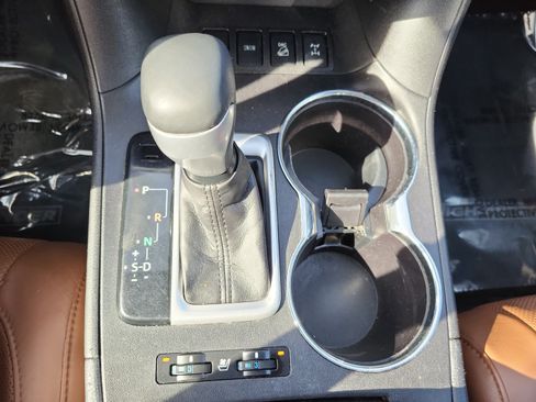 Used 2017 Toyota Highlander Limited AWD/4WD image 38