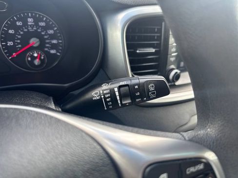 Used 2019 Kia Sorento FWD image 17