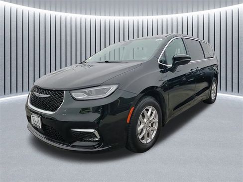 Used 2024 Chrysler Pacifica Touring-L image 8