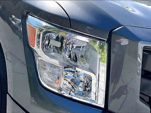 Used 2024 Nissan Titan SV w/ SV Convenience Package RWD image 30