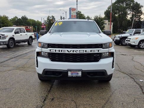 Used 2019 Chevrolet Silverado 1500 Custom w/ Custom Value Package AWD/4WD image 2