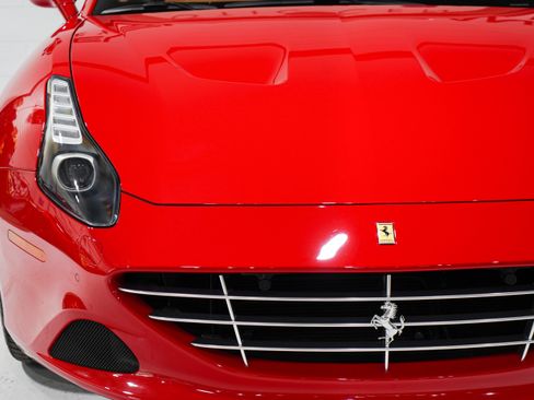 Used 2015 Ferrari California T RWD image 29