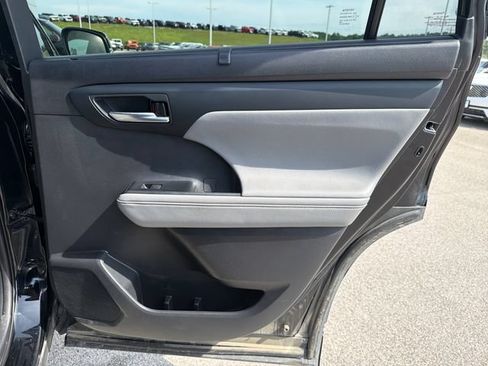 Used 2021 Toyota Highlander XLE AWD/4WD image 29