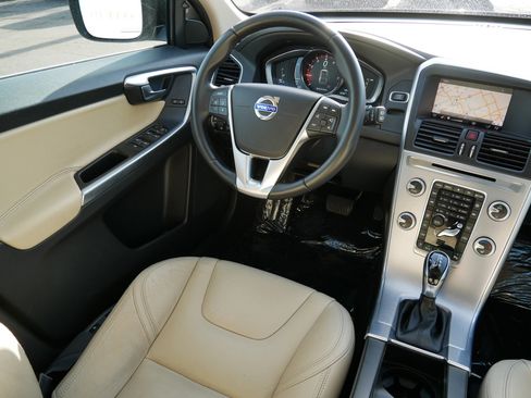 Used 2017 Volvo XC60 T6 Dynamic w/ Preferred Option Package image 9