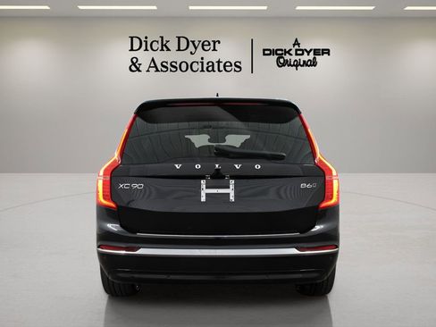 Used 2023 Volvo XC90 B6 Ultimate w/ Lounge Package image 4