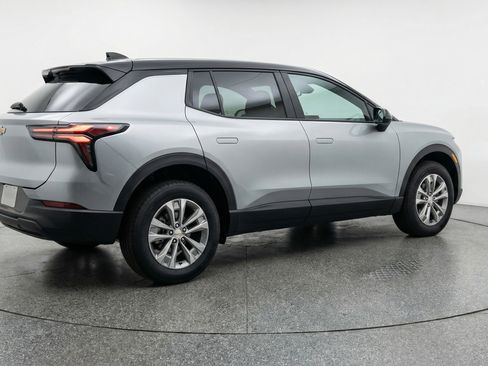 Used 2025 Chevrolet Equinox LT FWD image 9