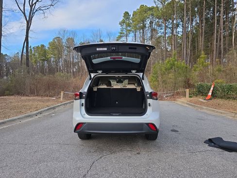 Used 2022 Toyota Highlander XLE image 12