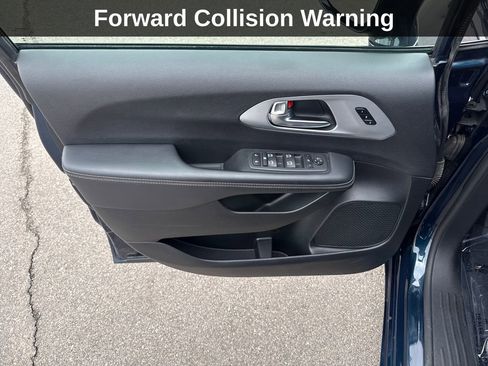 Used 2025 Chrysler Pacifica Limited FWD image 13