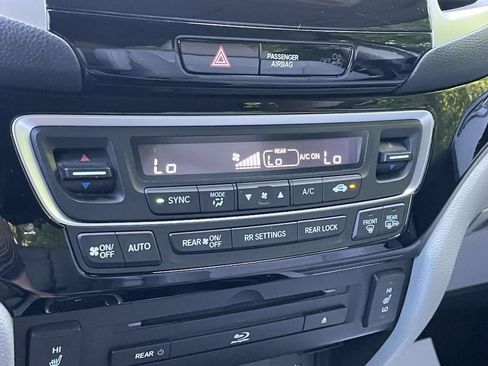 Used 2018 Honda Pilot Touring image 32