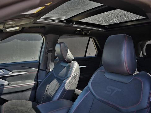 Used 2025 Ford Explorer ST image 12