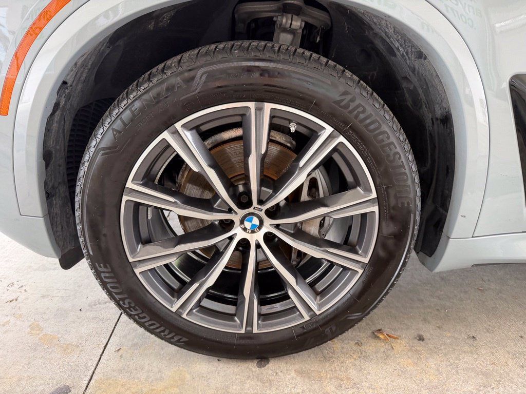 Used 2025 BMW X5 xDrive40i w/ M Sport Package AWD/4WD image 16
