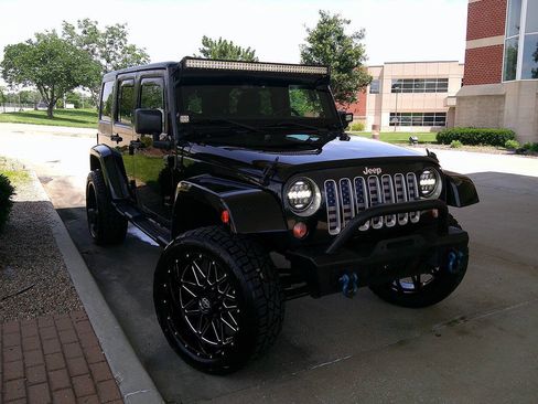 Used 2017 Jeep Wrangler Unlimited Sahara w/ Connectivity Group AWD/4WD image 3