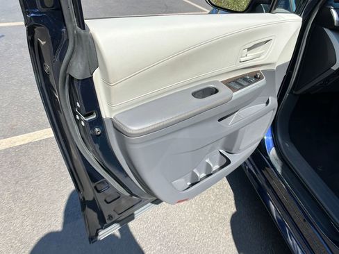 Used 2022 Toyota Sienna LE AWD/4WD image 12