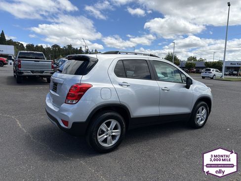 Used 2022 Chevrolet Trax LT w/ LT Convenience Package AWD/4WD image 6