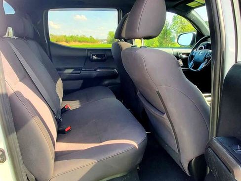Used 2017 Toyota Tacoma TRD Off-Road image 18