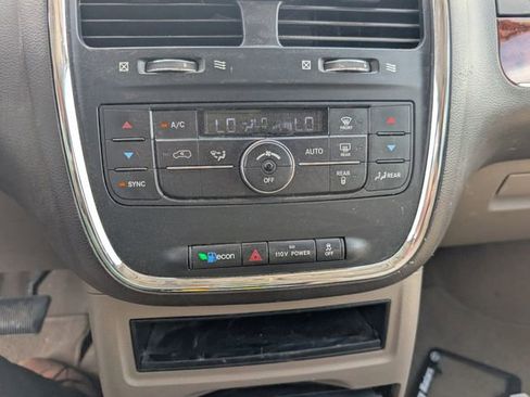 Used 2012 Chrysler Town & Country Touring w/ Entertainment Group #1 FWD image 12
